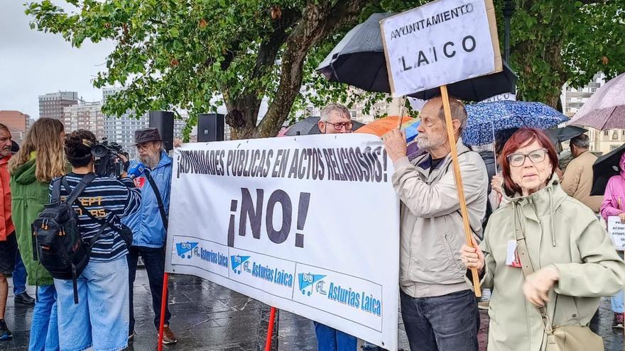 Asturias Laica protesta por la presencia de políticos en la bendición de aguas en Gijón
