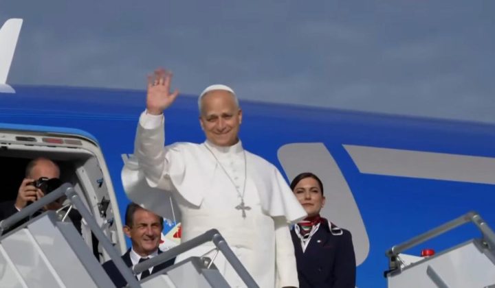 El Papa León XIV emprende su viaje a España