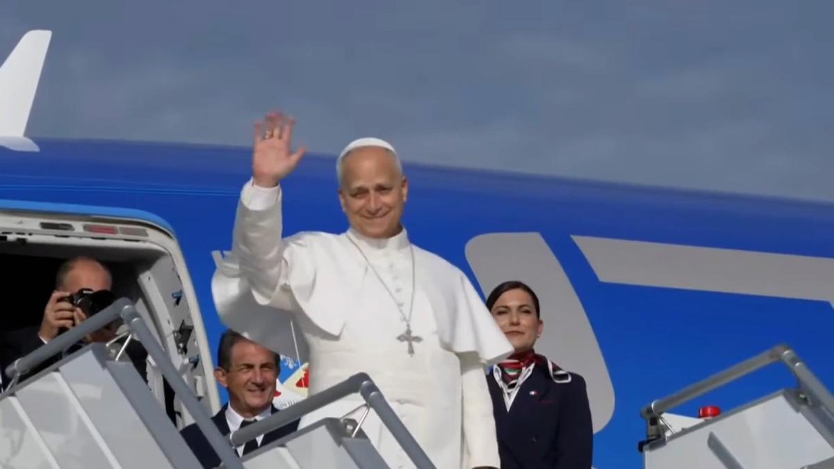 El Papa León XIV emprende su viaje a España
