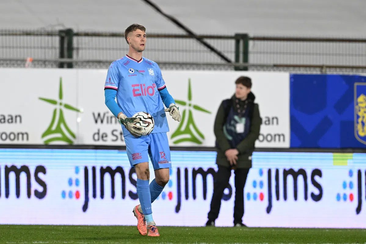 Foto de Beau Reus, portero neerlandés, con guantes de portero.