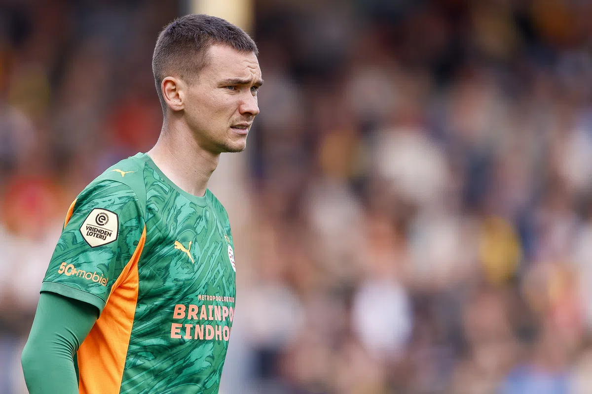 Portero Matej Kovar en acción durante un partido