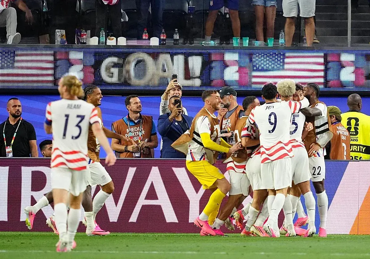 Jugadores de fútbol celebrando un gol en el partido entre Estados Unidos y Paraguay del Mundial 2026.