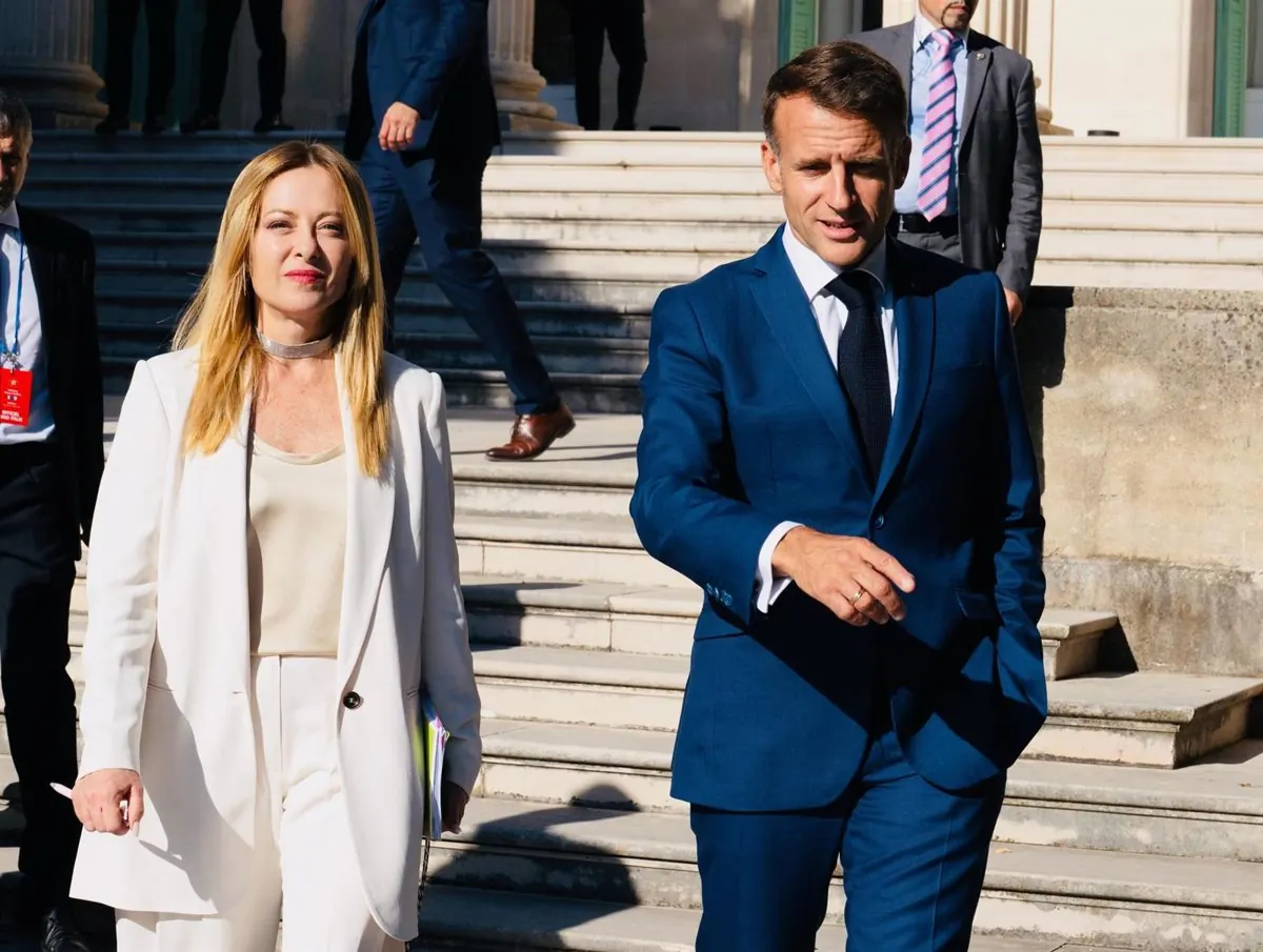Banderas de Líbano, Francia e Italia simbolizando el apoyo y la cooperación internacional.