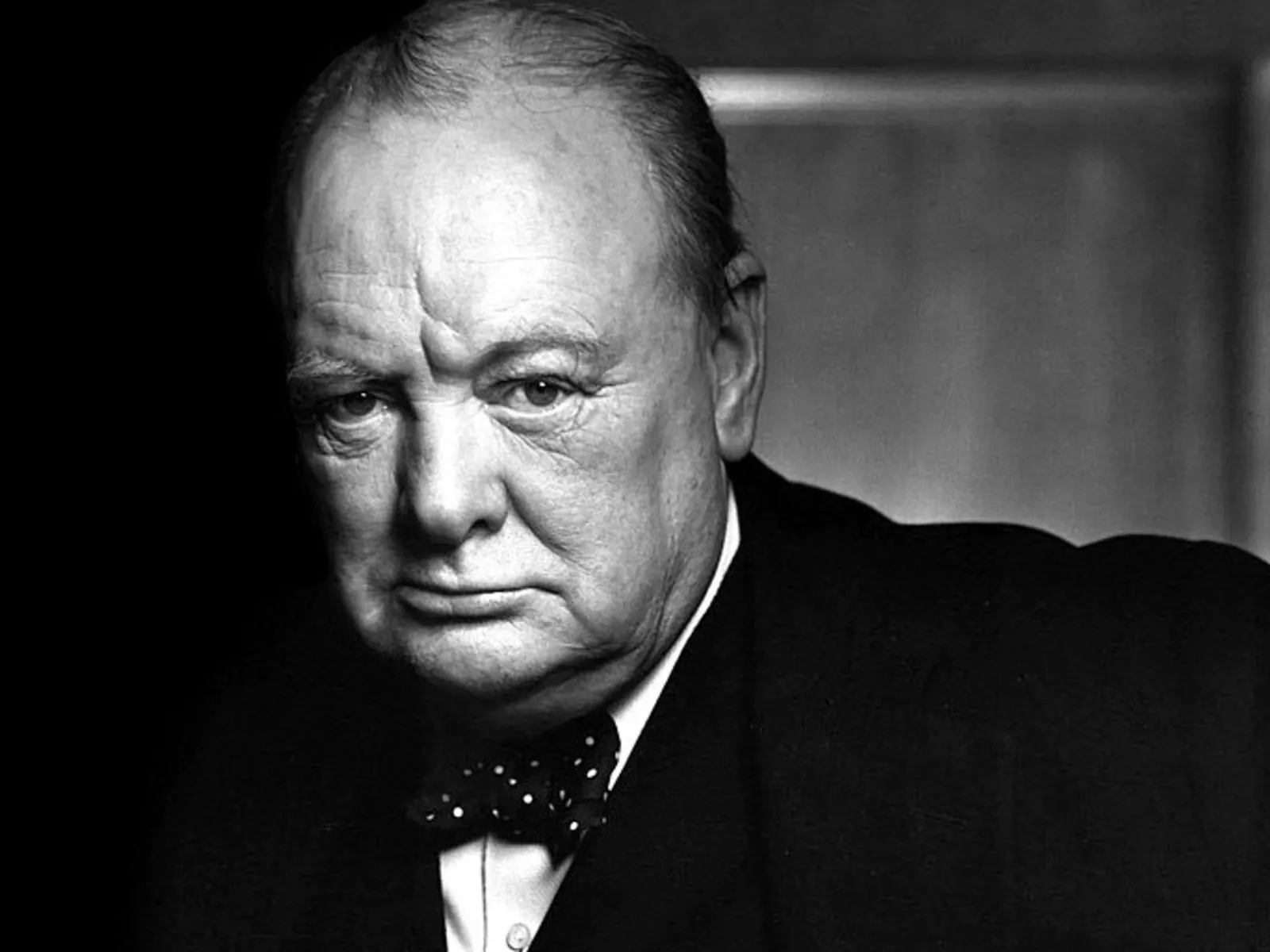 Retrato de Winston Churchill con expresión seria y determinada.