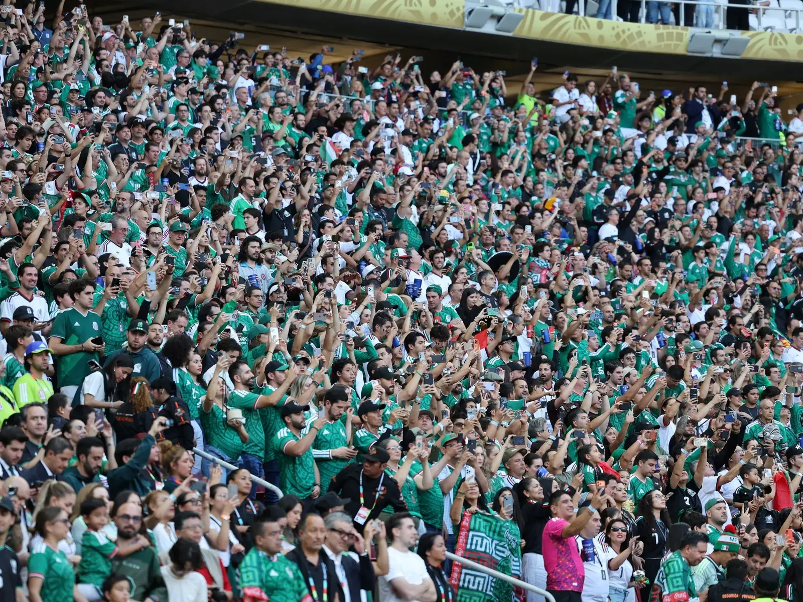 Aficionados llenando las gradas de un estadio durante un partido del Mundial 2026.