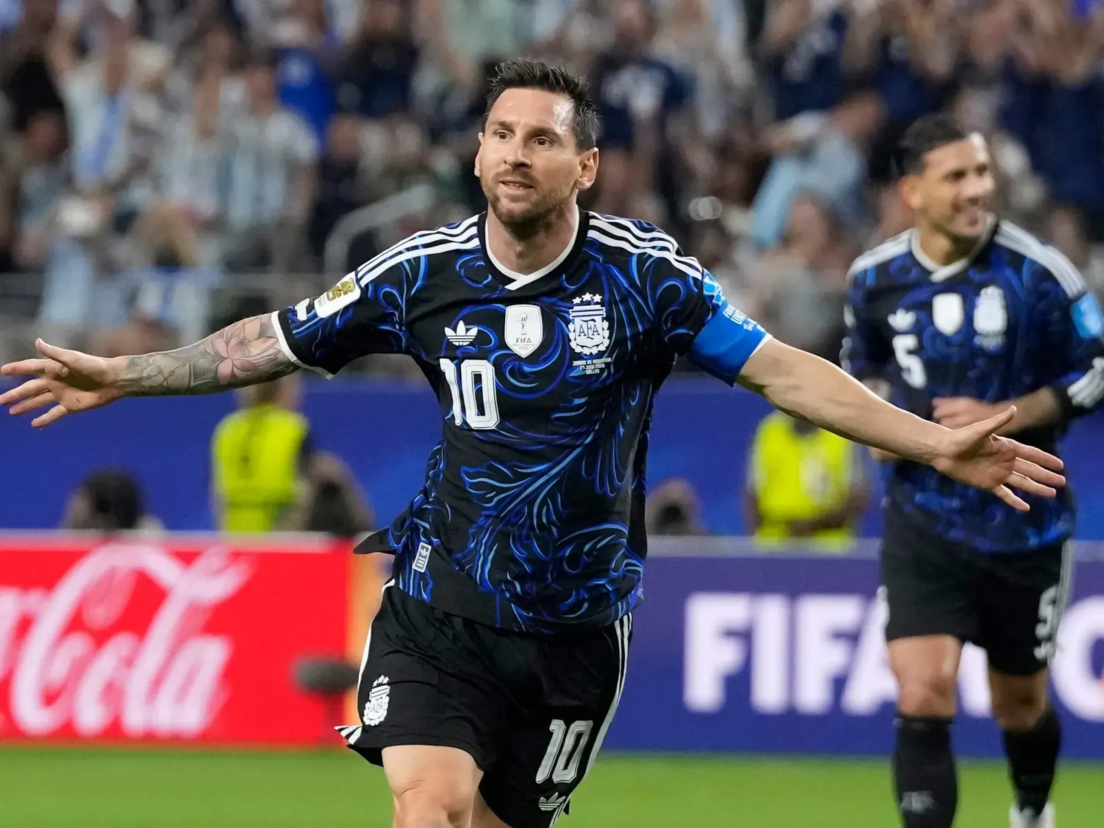 Lionel Messi celebra un gol con la Selección Argentina durante un partido del Mundial 2026.