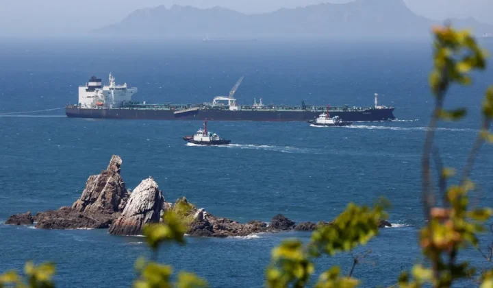 Un petrolero que navegaba por el estratégico Estrecho de Ormuz ha sido impactado por un «proyectil no identificado», según ha informado la O