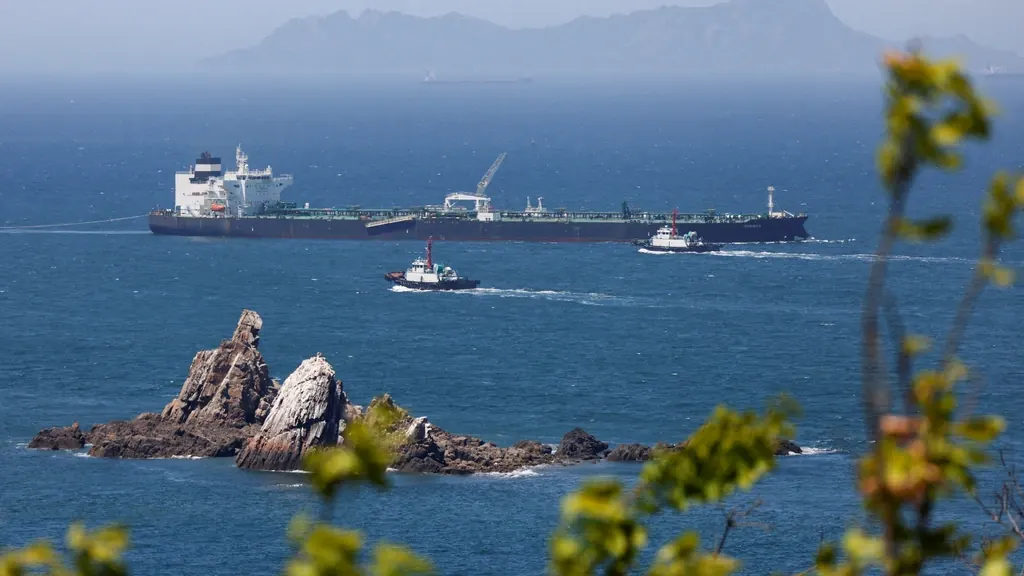 Un petrolero que navegaba por el estratégico Estrecho de Ormuz ha sido impactado por un «proyectil no identificado», según ha informado la O