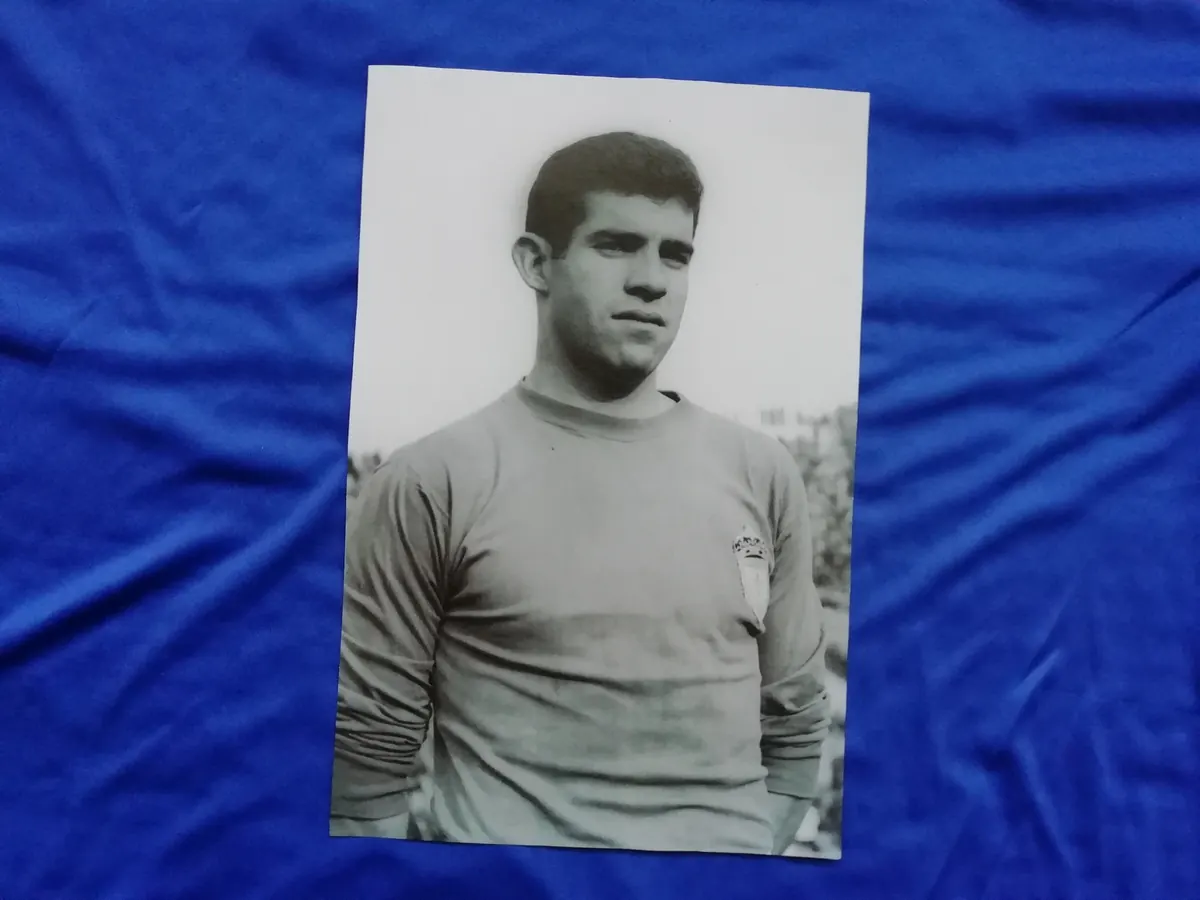 Luis Aragonés vistiendo la camiseta del Real Oviedo durante la temporada 1960-61, su primera en Primera División