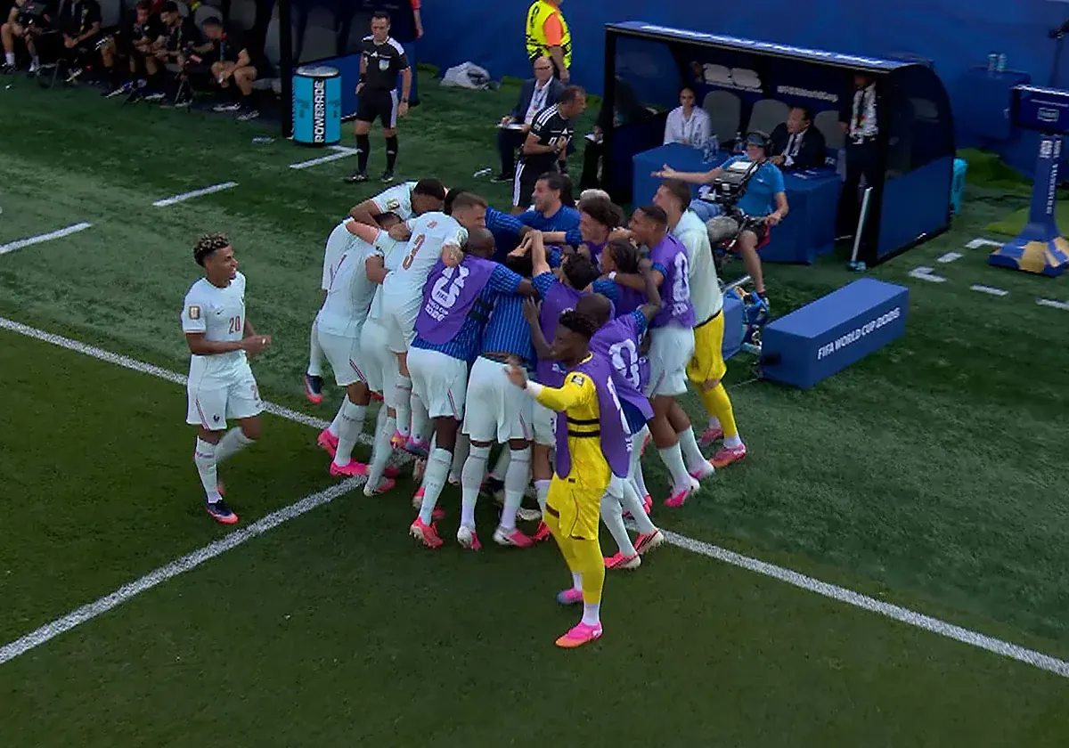 Jugadores de Francia y Marruecos compitiendo por el balón durante el partido del Mundial 2026.