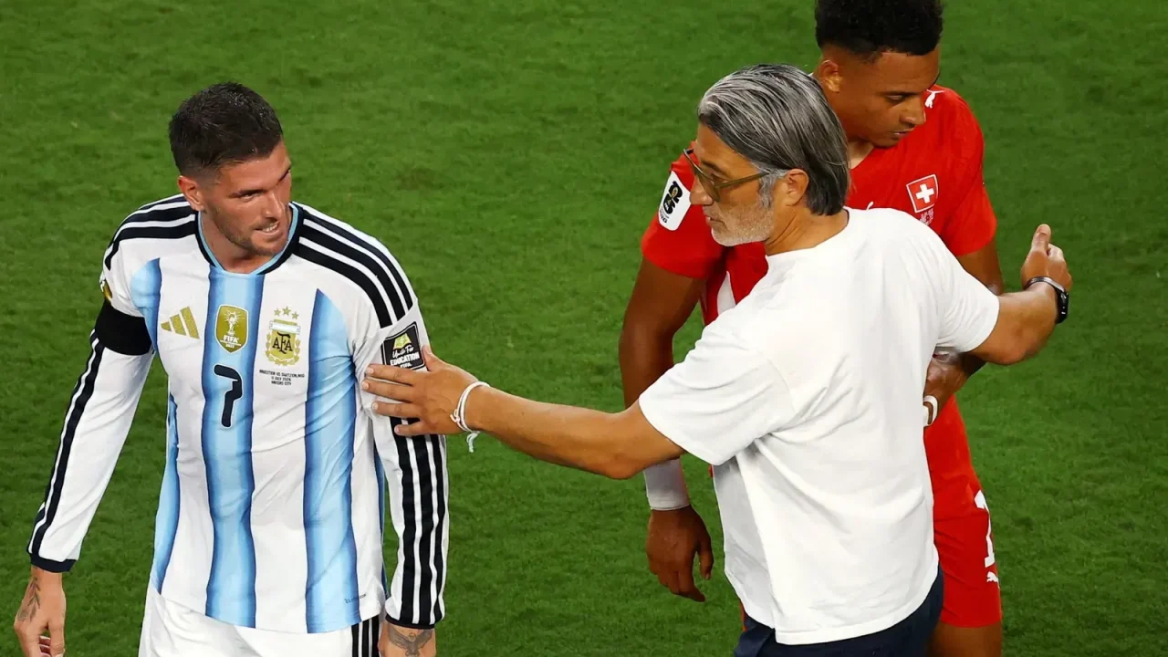 El seleccionador de Suiza cuestiona la expulsión de Embolo tras la derrota contra Argentina