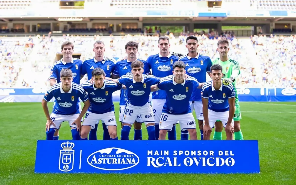 Jugadores del Real Oviedo durante el amistoso ante el RC Deportivo en el estadio Carlos Tartiere