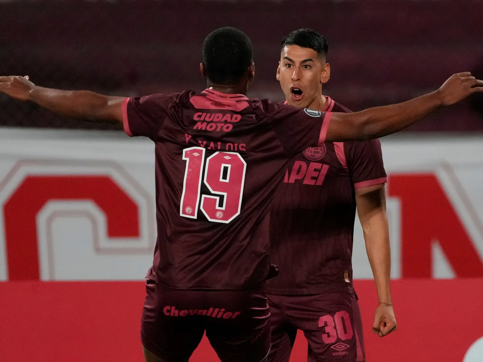 Un jugador de Lanús disputando el balón en un partido de la Copa Sudamericana