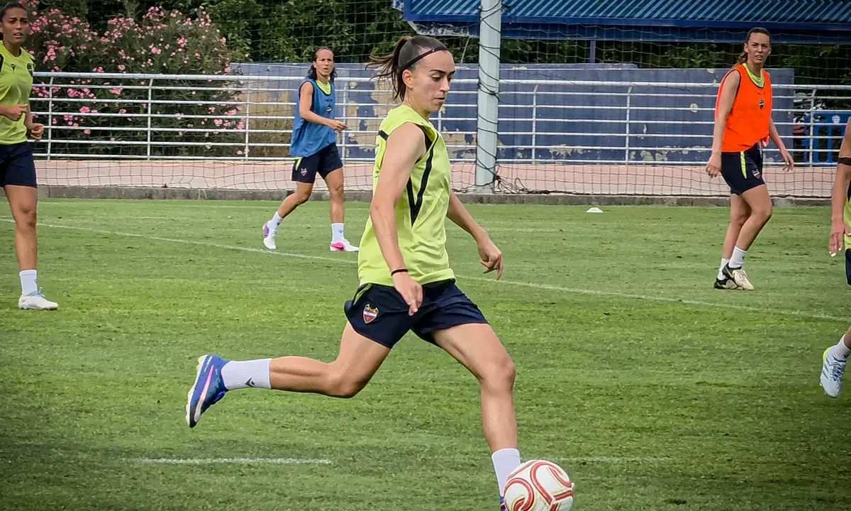 María Gabaldón: «La ilusión se nota desde el primer día» en la pretemporada del Levante UD femenino