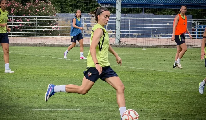 María Gabaldón: «La ilusión se nota desde el primer día» en la pretemporada del Levante UD femenino