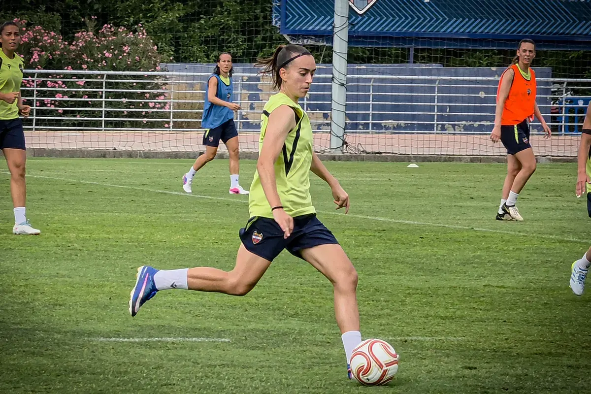 María Gabaldón, jugadora del Levante UD femenino, durante un ejercicio de pretemporada en la Ciudad Deportiva de Buñol