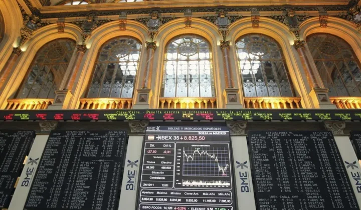 El Ibex 35 inició la sesión bursátil de este jueves con una ligera variación, manteniéndose prácticamente plano con un avance del 0,03%, lo