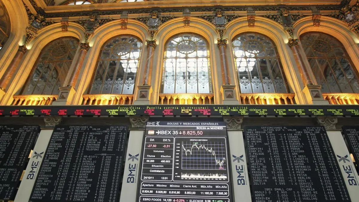 El Ibex 35 inició la sesión bursátil de este jueves con una ligera variación, manteniéndose prácticamente plano con un avance del 0,03%, lo