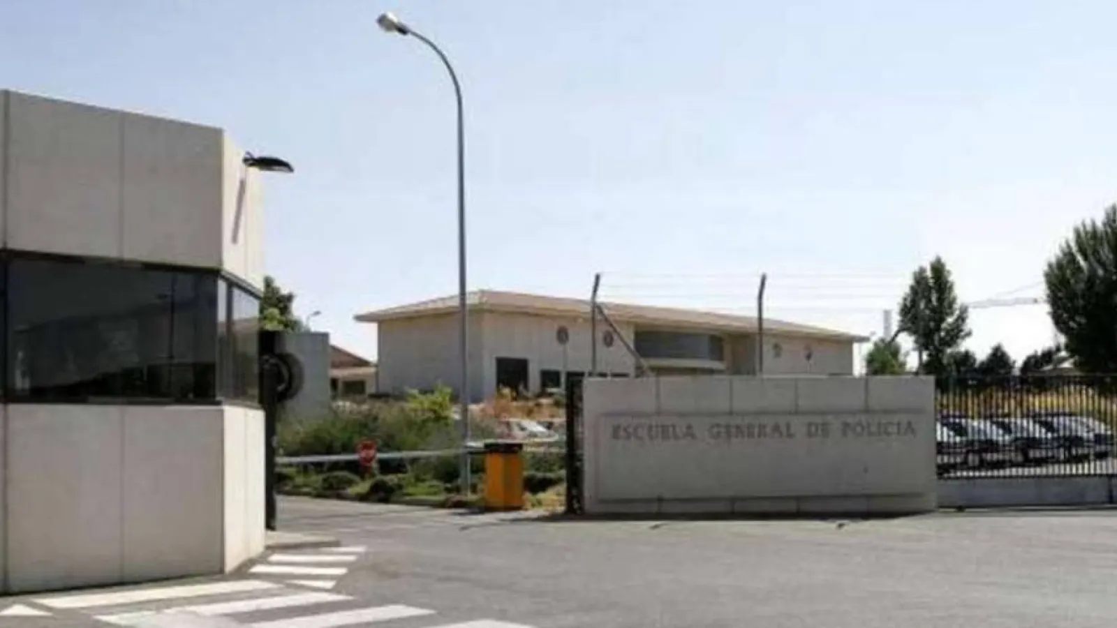 Interior de la Escuela Nacional de Policía de Ávila con personas acogidas tras el incendio de Burgohondo