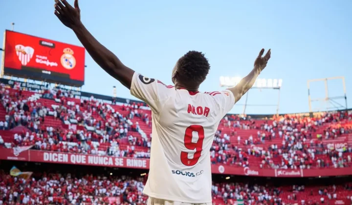 El futuro de Akor Adams en el Sevilla FC parece estar cada vez más lejos de Nervión. Las negociaciones para su traspaso al Venezia, equipo r