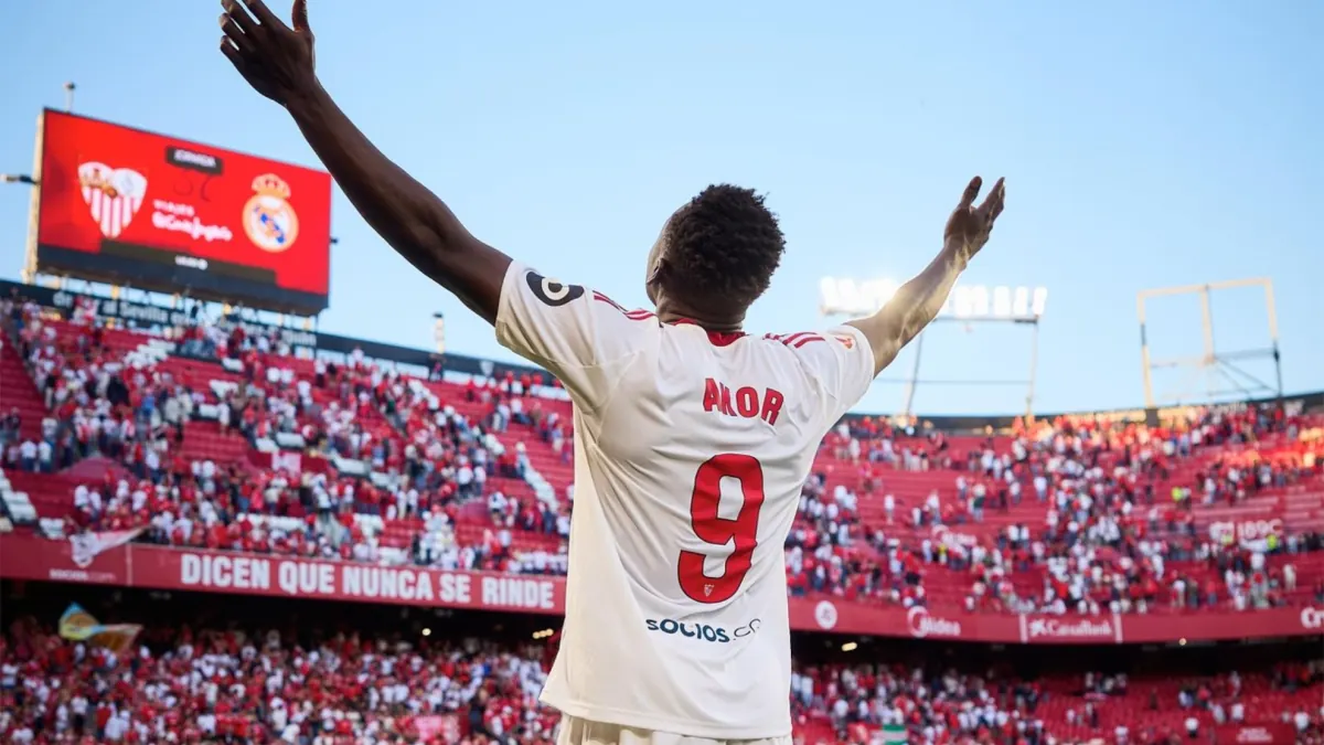 El futuro de Akor Adams en el Sevilla FC parece estar cada vez más lejos de Nervión. Las negociaciones para su traspaso al Venezia, equipo r