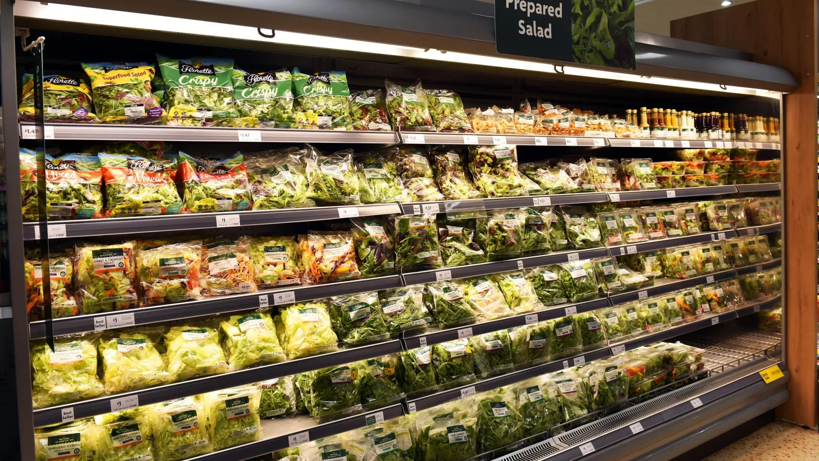 Bolsas de lechuga a la venta en un supermercado