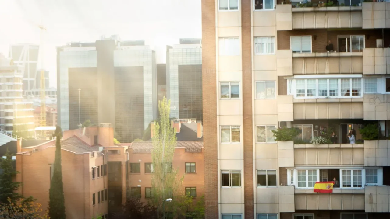 Comunidades de vecinos y aire acondicionado: Claves de la Ley de Propiedad Horizontal ante el calor