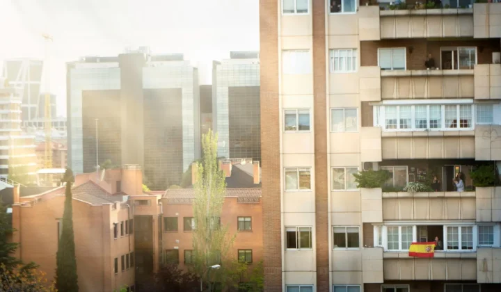 Comunidades de vecinos y aire acondicionado: Claves de la Ley de Propiedad Horizontal ante el calor