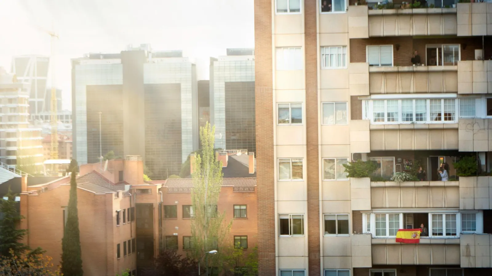 Fachada de un edificio residencial con varios aparatos de aire acondicionado instalados.