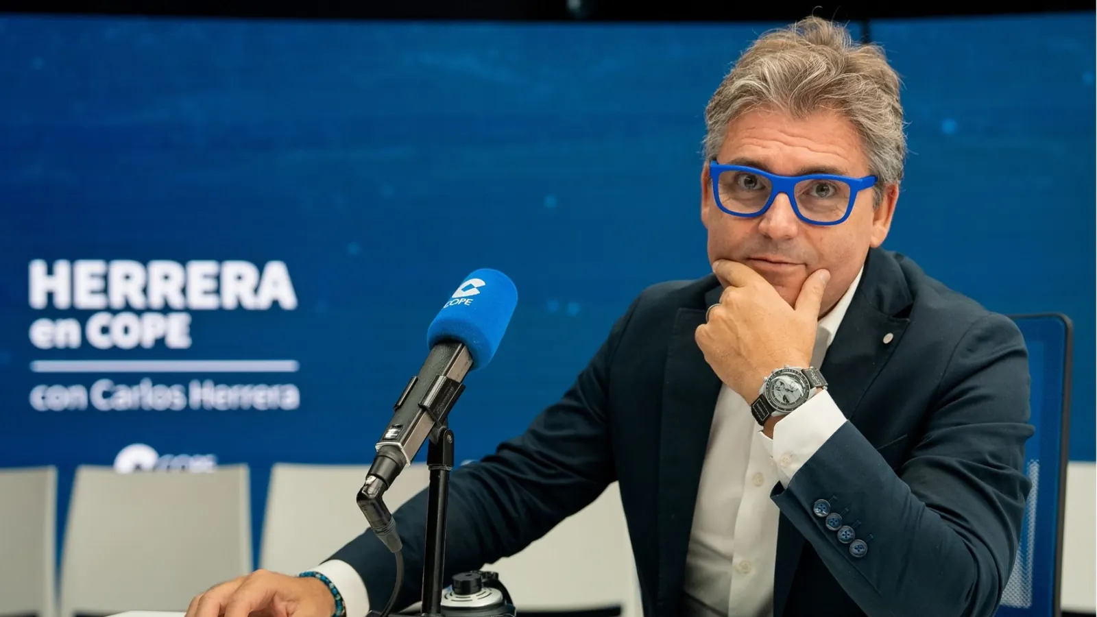 El analista económico Marc Vidal durante una intervención televisiva o radiofónica, explicando datos económicos.