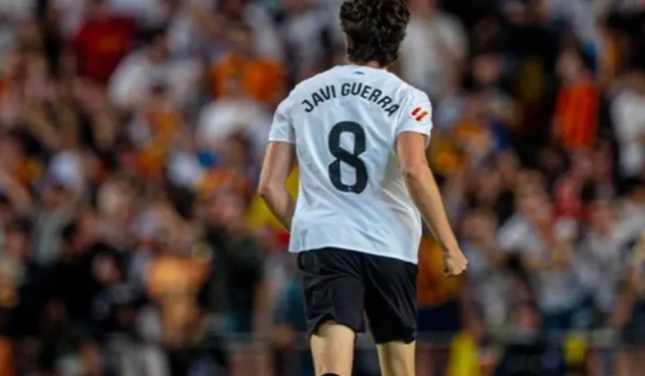 El centrocampista del Valencia CF, Javi Guerra, ha compartido sus reflexiones sobre el presente y futuro del club, reconociendo la necesidad