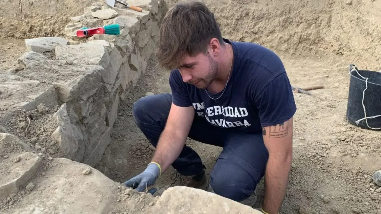 Pablo Cruz, un estudiante de cuarto grado de Historia y del diploma de arqueología de la Universidad de Navarra, se encuentra en el yacimien