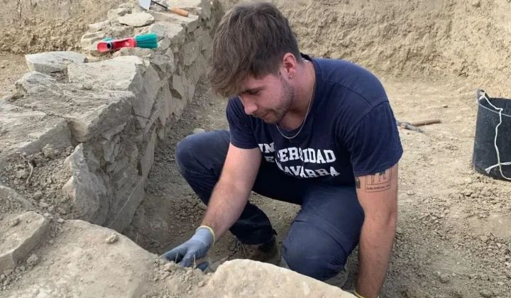 Pablo Cruz, un estudiante de cuarto grado de Historia y del diploma de arqueología de la Universidad de Navarra, se encuentra en el yacimien