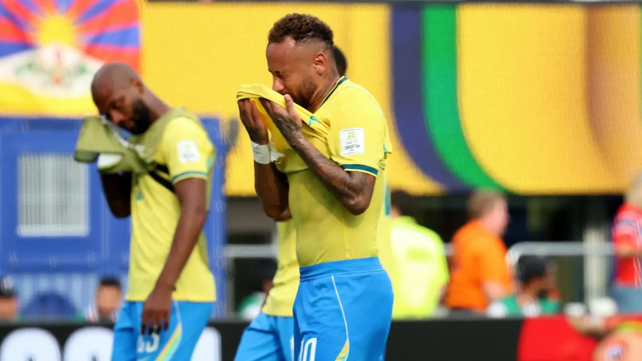 Neymar, visiblemente afectado, ha comunicado su decisión de abandonar la selección brasileña después de la dolorosa eliminación en los octav