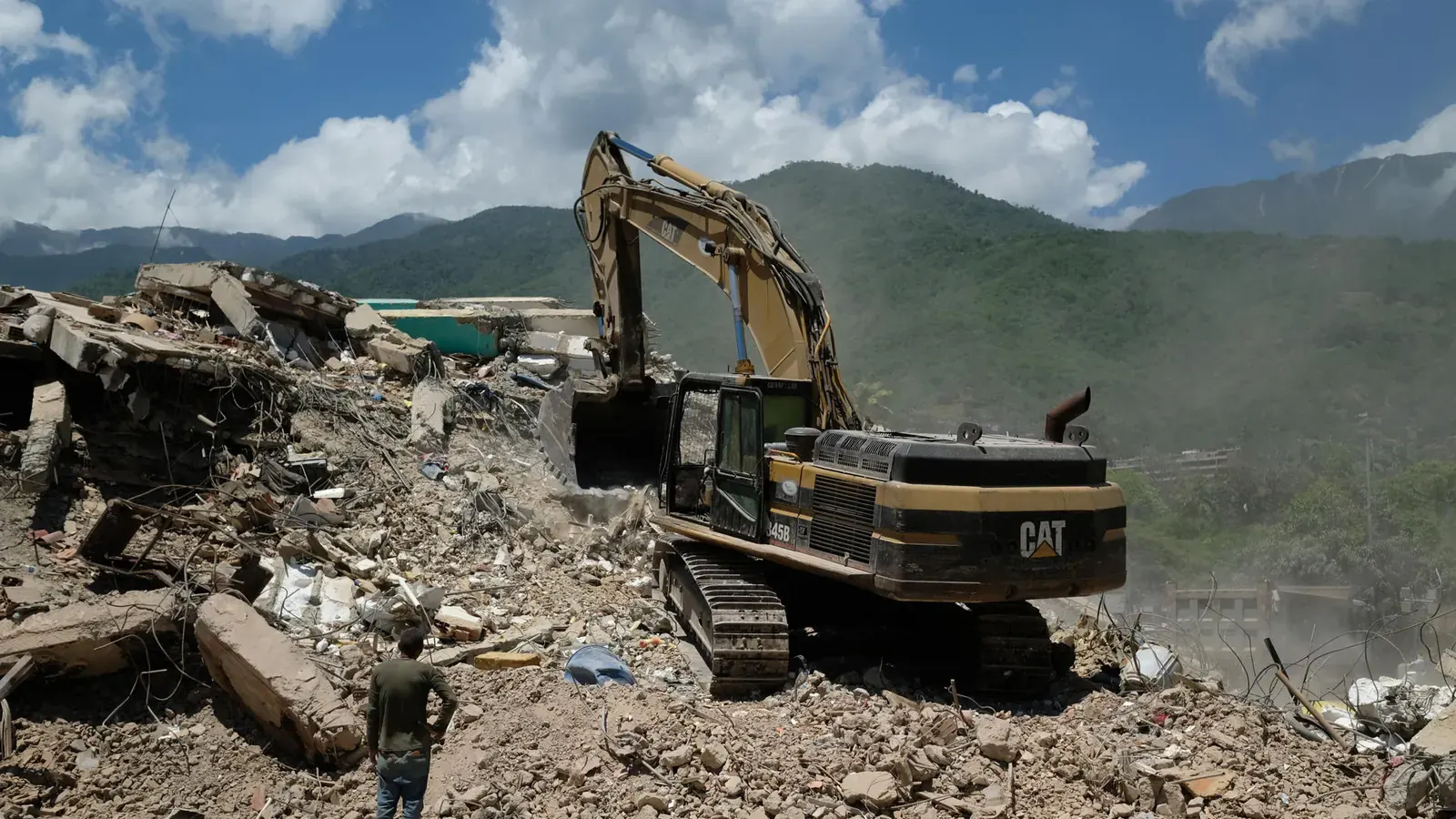 Voluntarios trabajan en la remoción de escombros en Venezuela tras un terremoto.