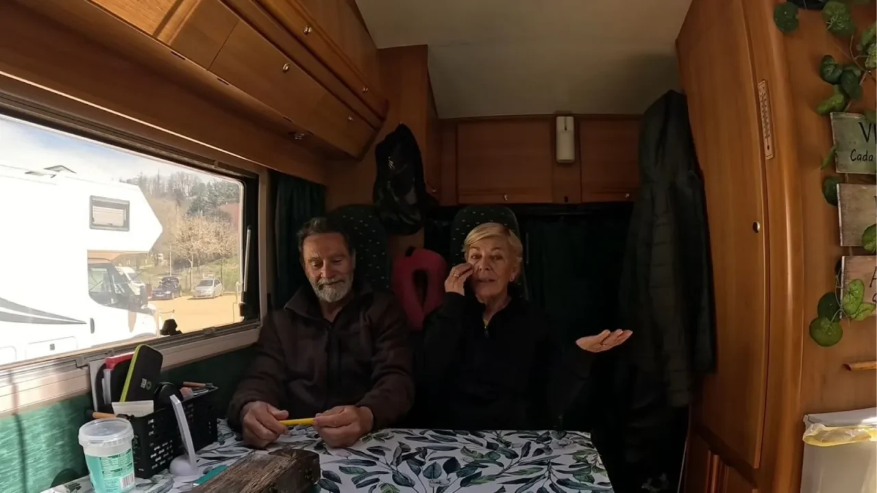 Pensionistas españoles transforman su vida en una autocaravana para ahorrar y viajar