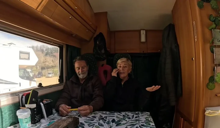 Pensionistas españoles transforman su vida en una autocaravana para ahorrar y viajar