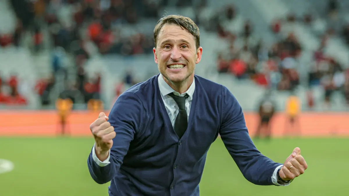 El Rayo Vallecano da la bienvenida a Beñat San José como su nuevo timonel. El técnico vasco aterriza en Vallecas para iniciar una nueva etap