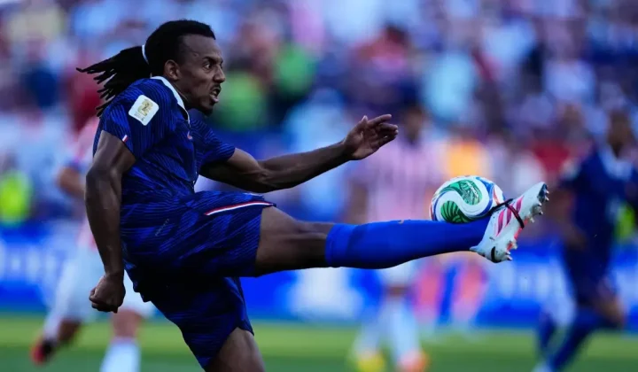 El Barça contempla a Jules Koundé como central si Araujo sale