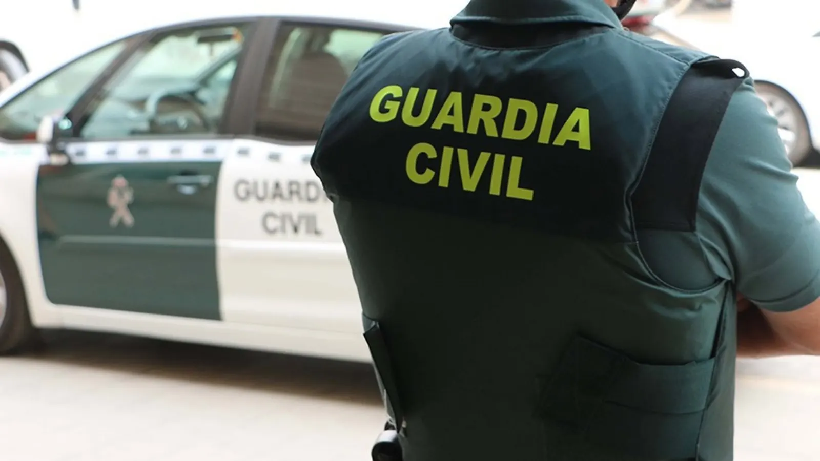 Vehículo de la Guardia Civil frente a un juzgado, simbolizando la investigación y el proceso judicial.