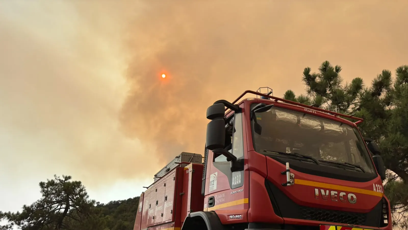 Imagen aérea del incendio forestal en la Sierra de Espadán, Castellón, con llamas y humo denso cubriendo la ladera de una montaña