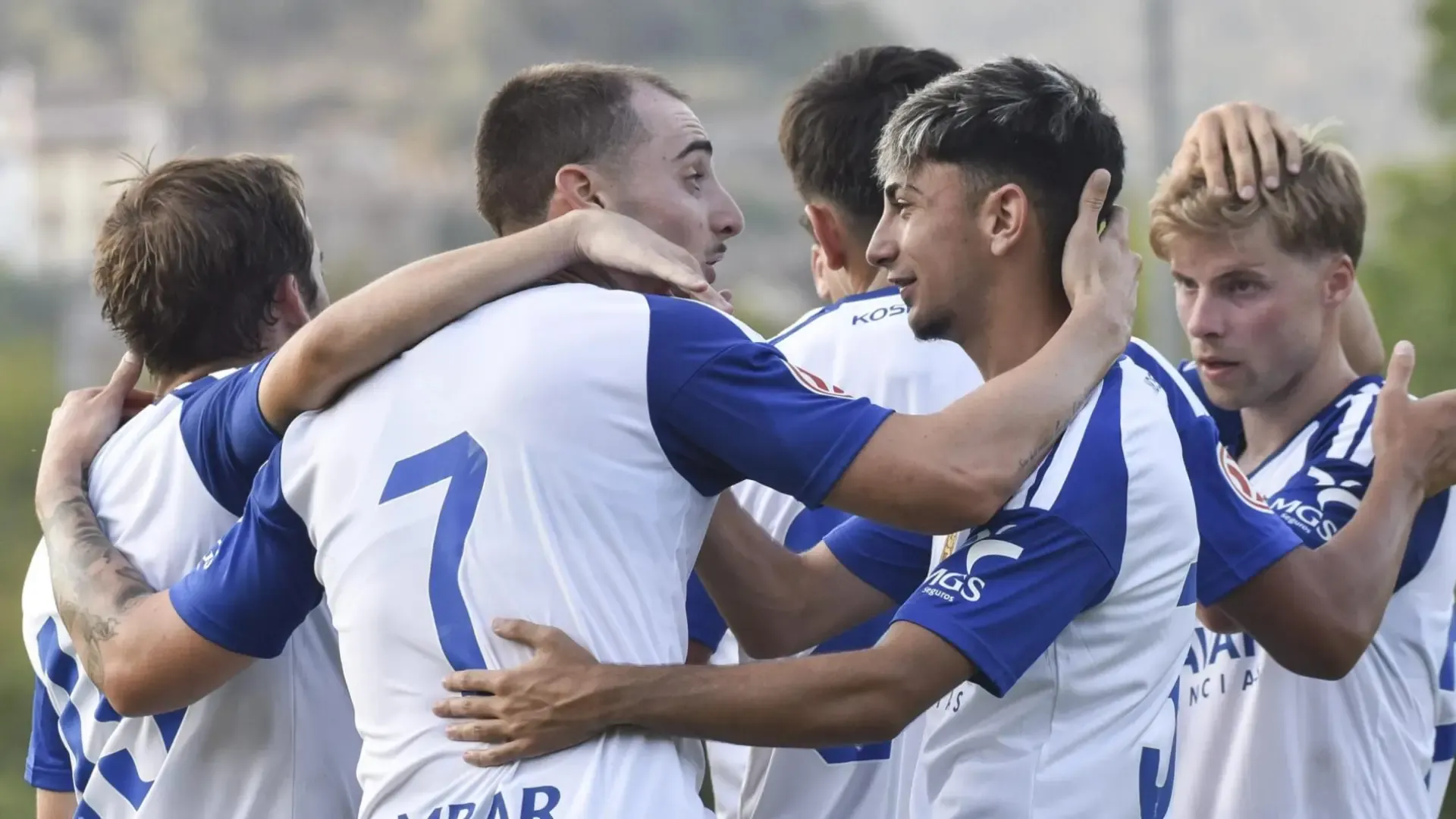 Jugadores del Real Zaragoza celebran la victoria ante el Utebo en el campo de Boltaña