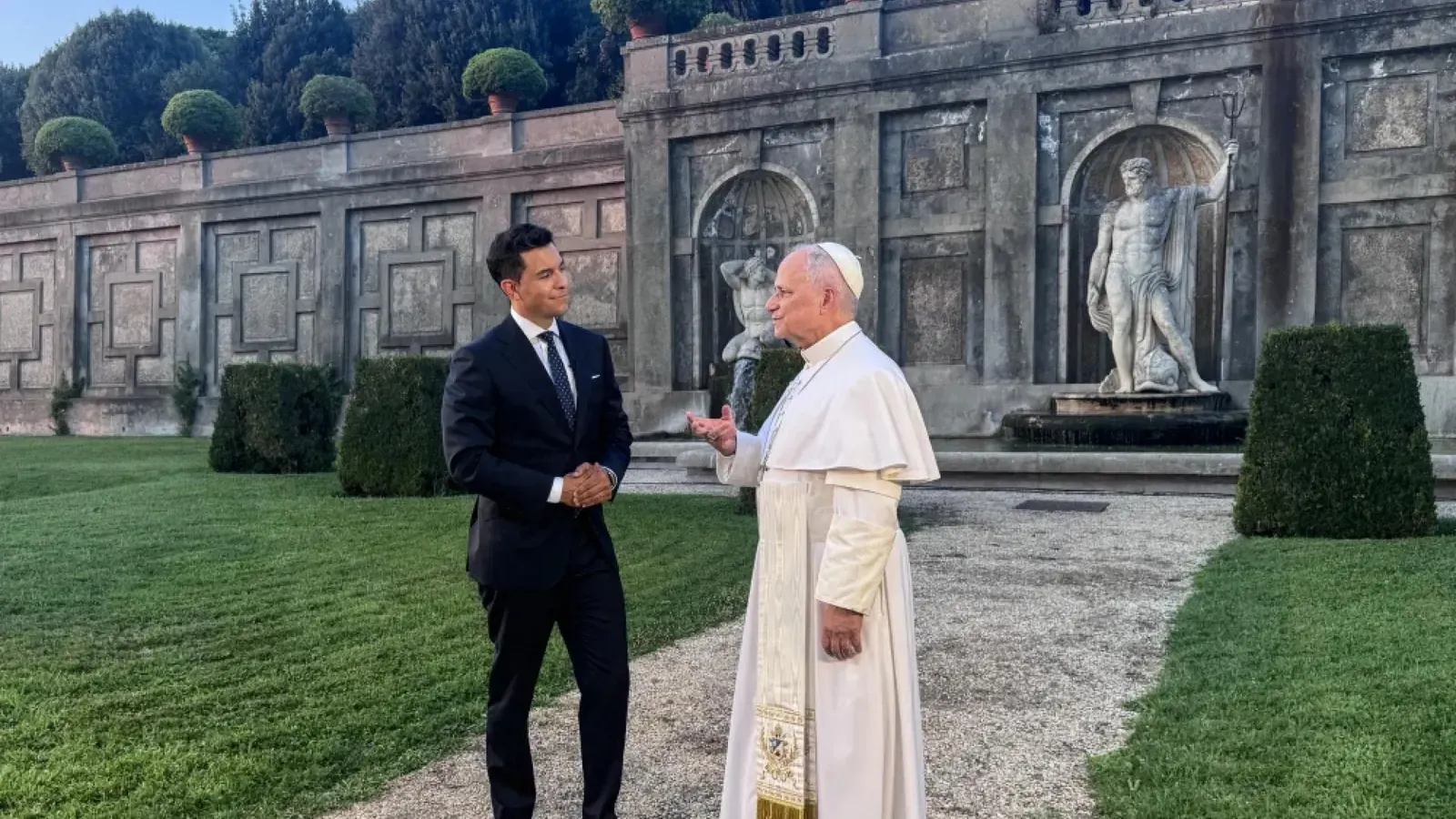 El Papa León XIV durante la entrevista con la NBC estadounidense en Castelgandolfo