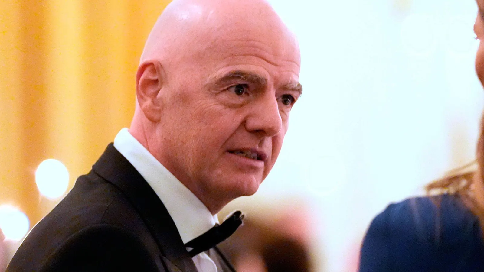 El presidente de la FIFA, Gianni Infantino, y jugadores de la selección de Marruecos asisten a la ceremonia de entronización del rey Mohamed VI en M'diq-Fnideq, julio de 2026