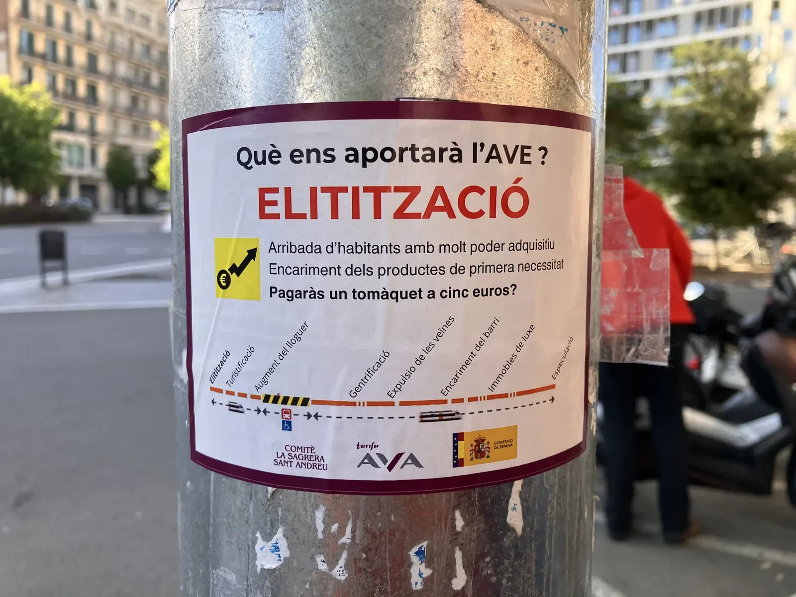 Un tren de alta velocidad (AVE) detenido en una estación ferroviaria en España.