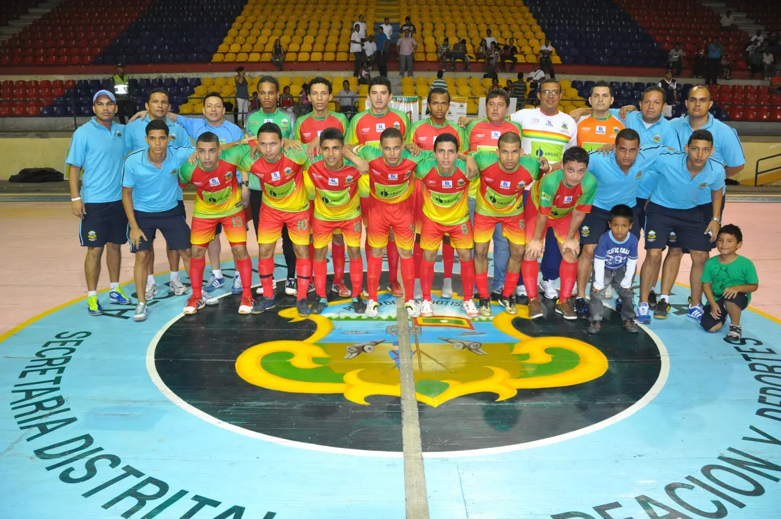 Un grupo de jugadores de fútbol en un campo, representando a un equipo de LaLiga.