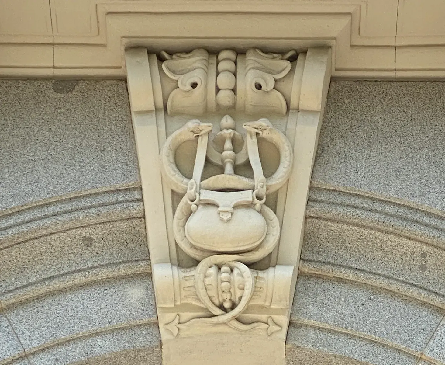 Sala de operaciones de la Bolsa de Madrid con gráficos bursátiles.