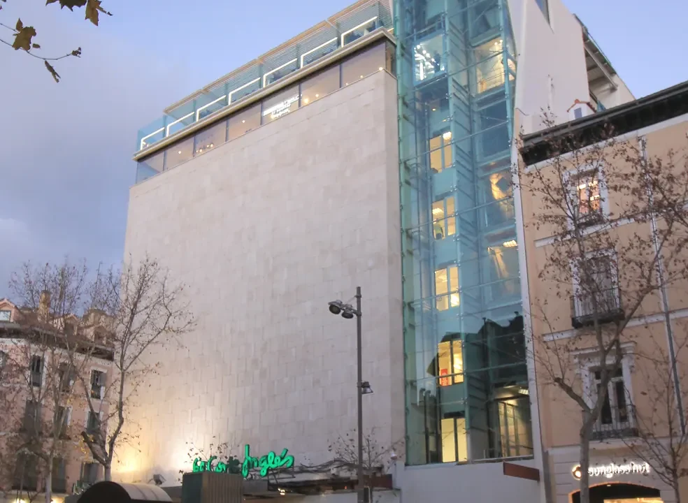 La Administración General del Estado mantiene desocupado un impresionante inmueble en el número 3 de la calle Serrano, una de las arterias m