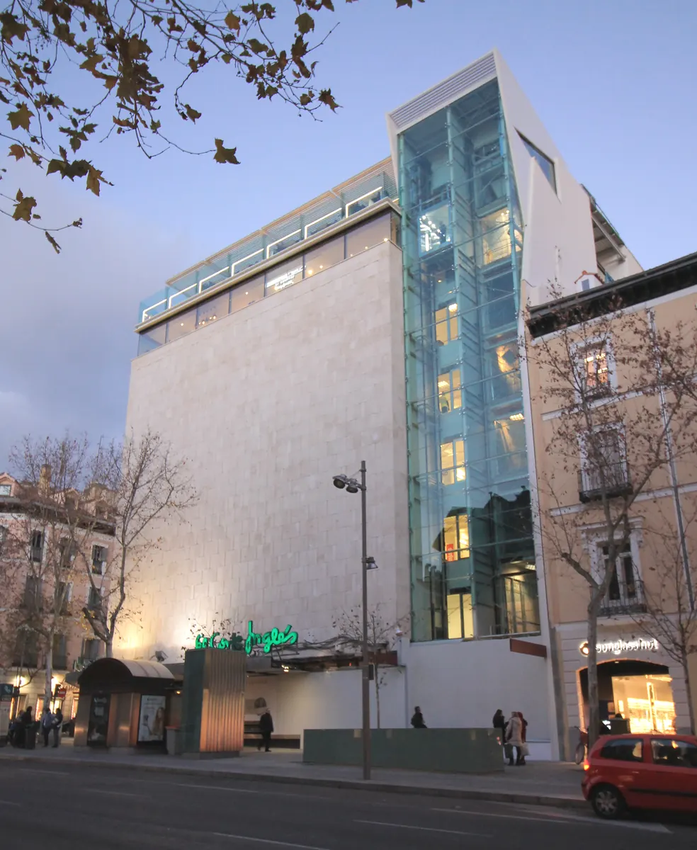 Fachada del edificio en la calle Serrano número 3 de Madrid, donde se ubica un gran piso propiedad del Estado.
