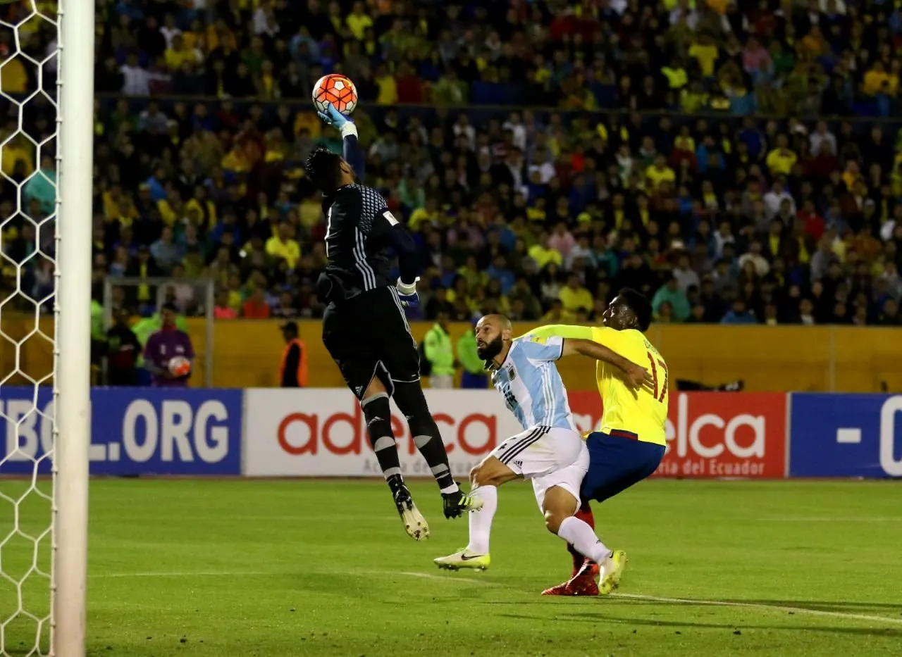 El árbitro esloveno Slavko Vincic en acción durante un encuentro de fútbol.